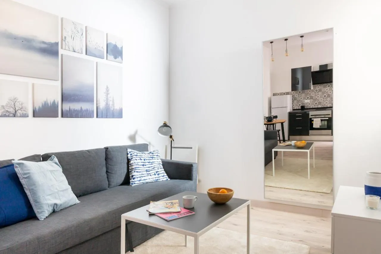Cozy Studio Apartment 5 Min From Camp Nou Barcelona 0*,  España